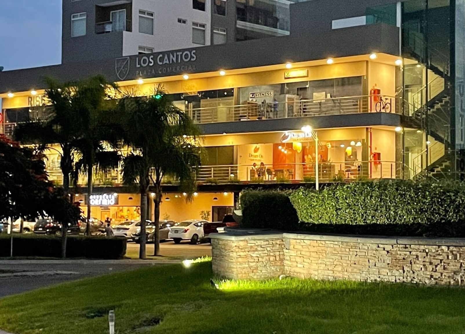 Fachada iluminada de Dream On en Querétaro, Querétaro, MX, destacando su ambiente acogedor al anochecer.