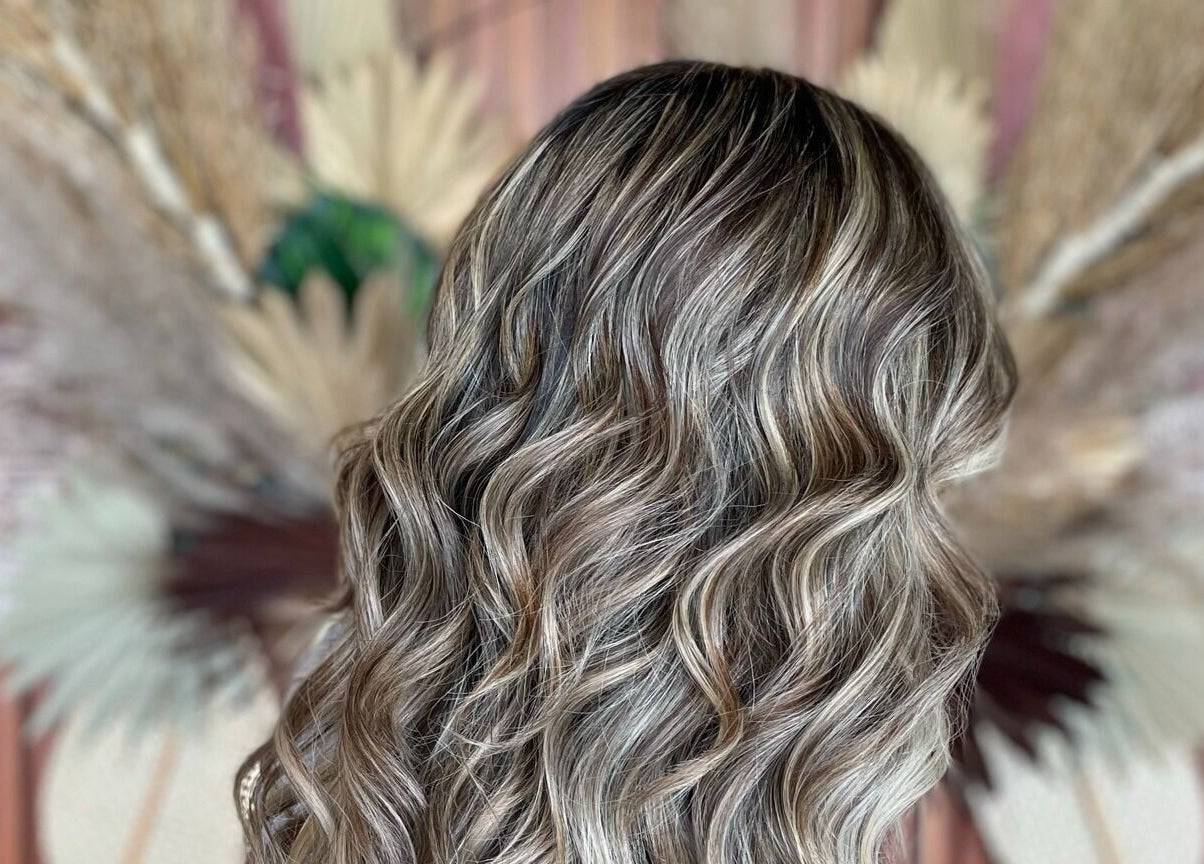 Cabello con ondas rubias en Dream On, Querétaro, Querétaro, MX, mostrando detalles de estilo y color.