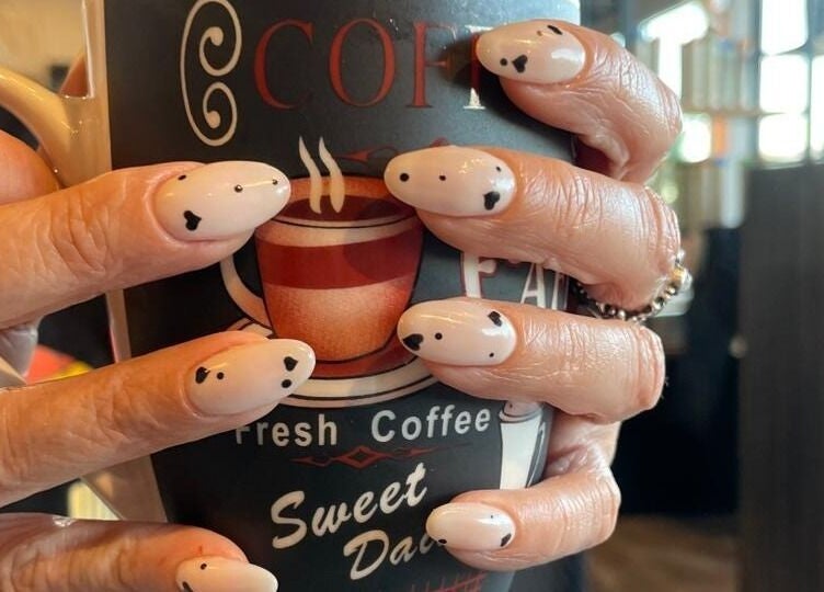 Uñas elegantes con diseño de arte en Dream On, Querétaro, Querétaro, MX, sosteniendo una taza de café.