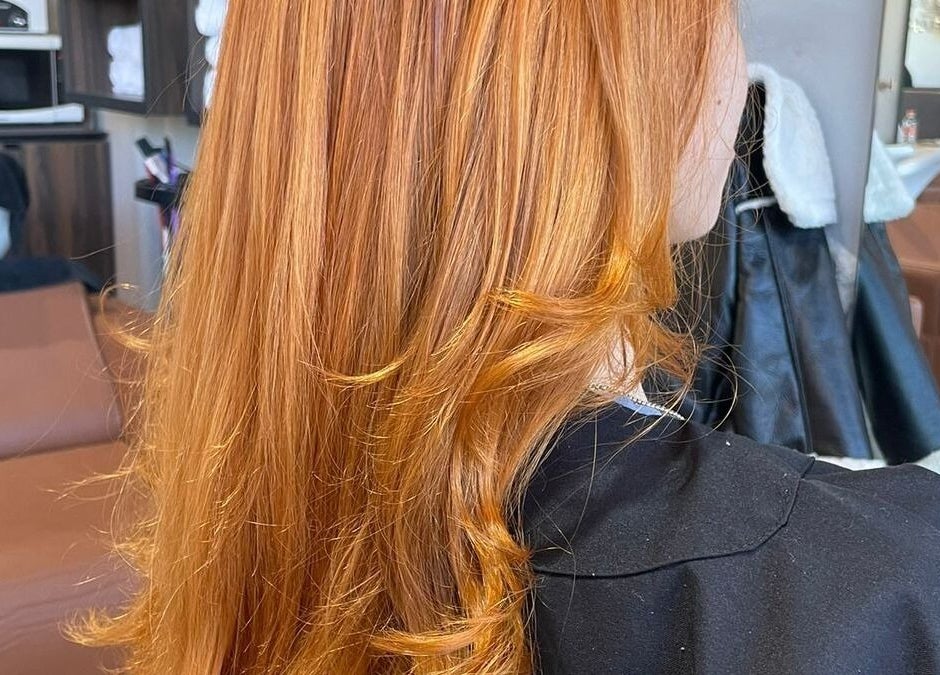 Hermoso cabello pelirrojo en Dream On, Querétaro, Querétaro, MX, mostrando un elegante peinado moderno.