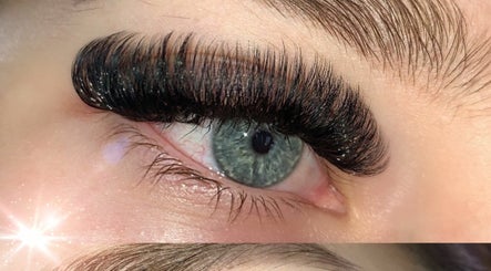 Dellas Lash Lounge