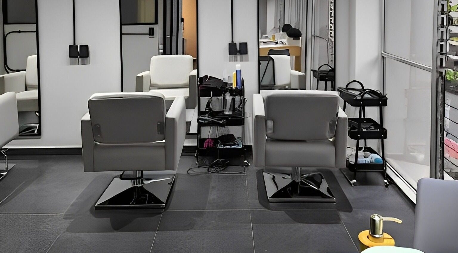 Interior elegante del TIMEOUT studio en Ciudad De México, MX, con sillones modernos y espejo grande.