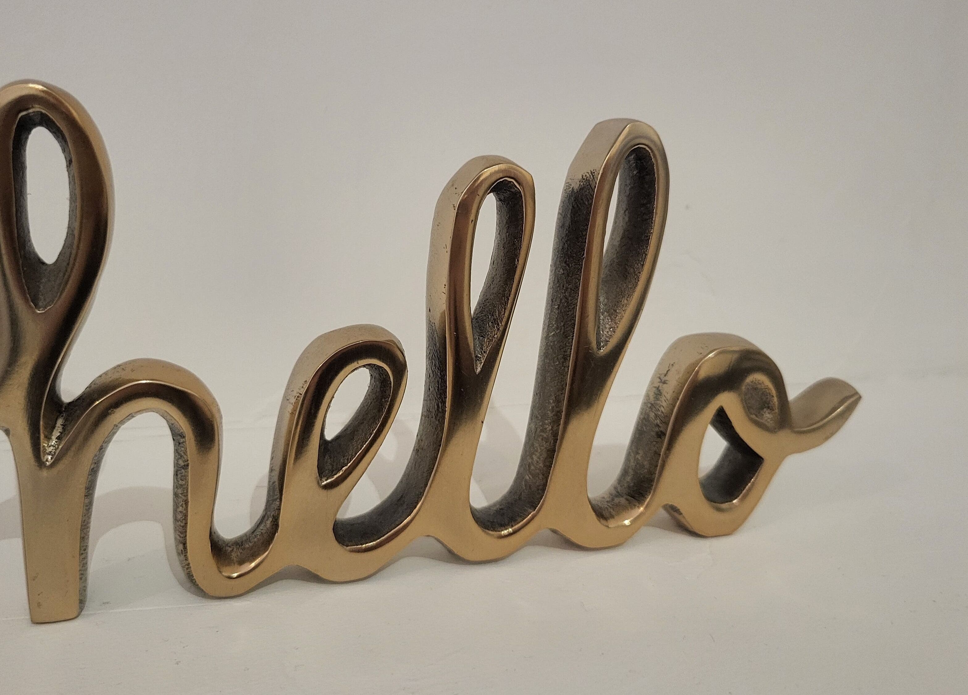 Golden 'hello' sculpture at Bonnie & Bare Waxing, Dunfermline, Scotland, GB. Inviting start to a serene experience.