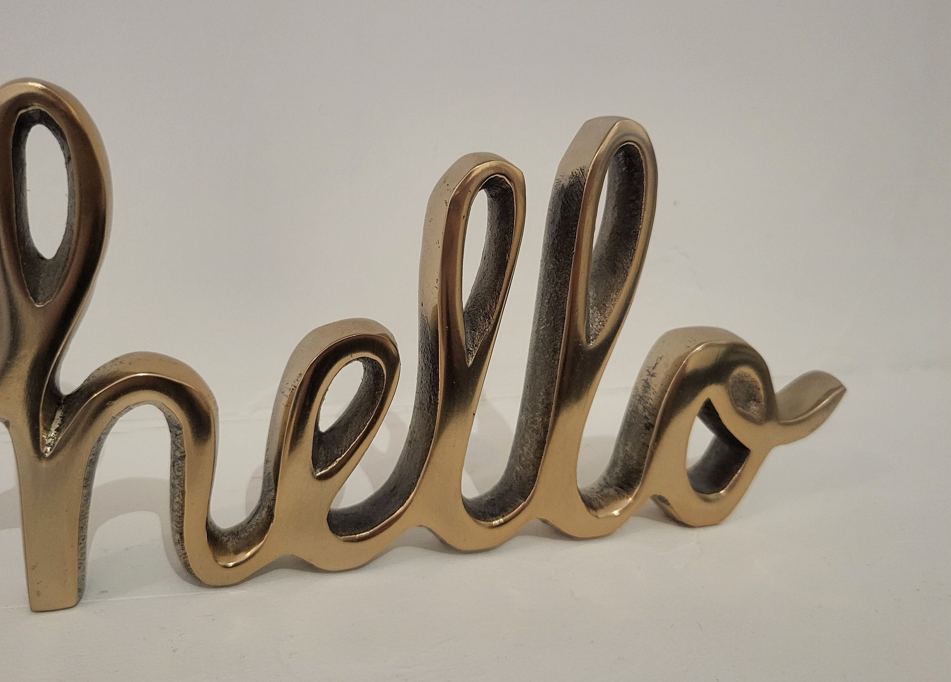 Golden 'hello' sculpture at Bonnie & Bare Waxing, Dunfermline, Scotland, GB. Inviting start to a serene experience.