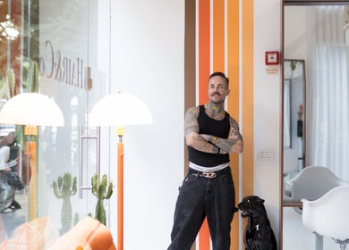 Nathan Jeffrey Colorist studio, Tel Aviv-yafo, features vibrant decor and relaxing ambiance.