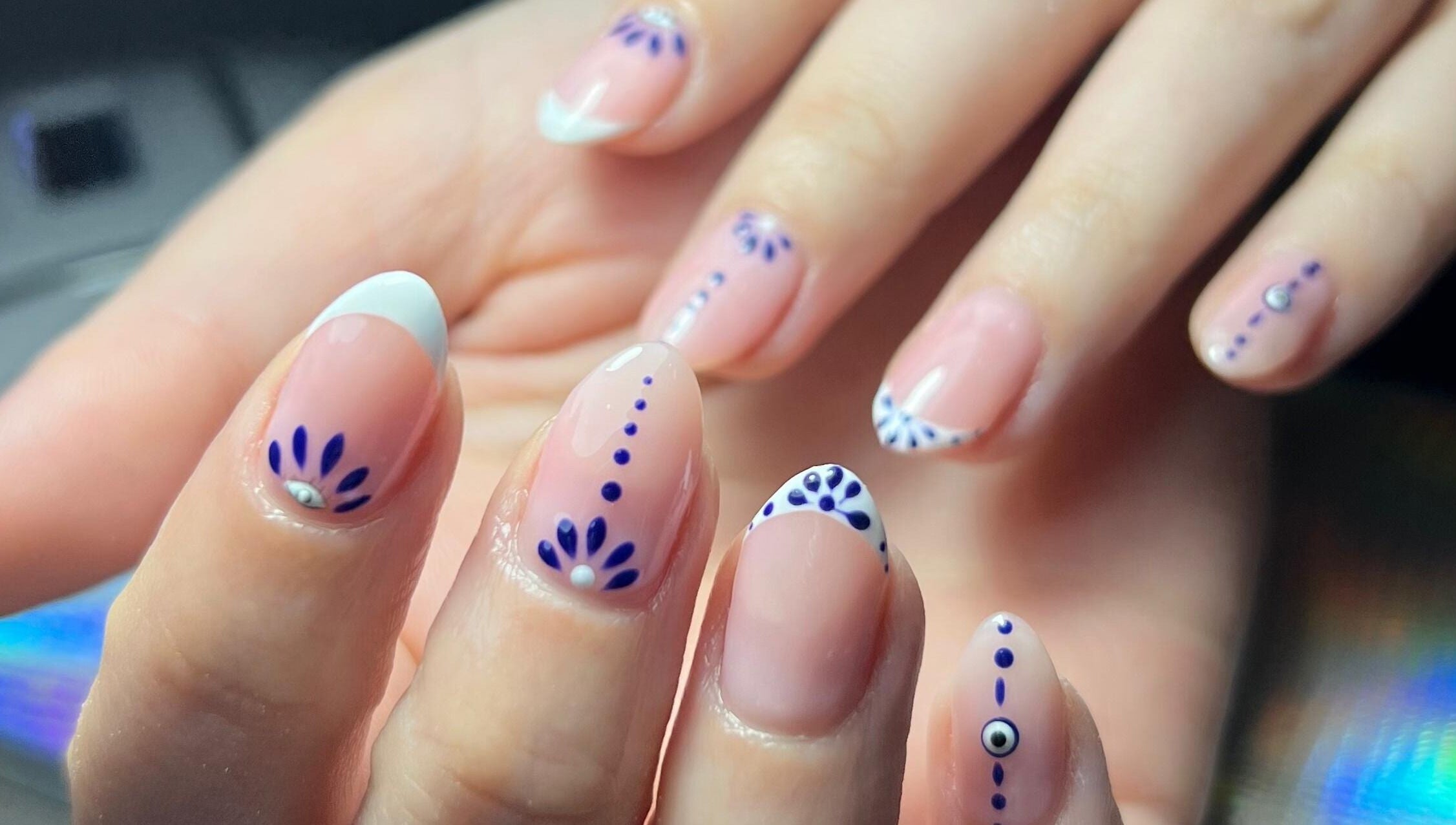 Arte de uñas en azul en Uxia Nails Los Hornos, Los Hornos, Provincia De Buenos Aires, AR.