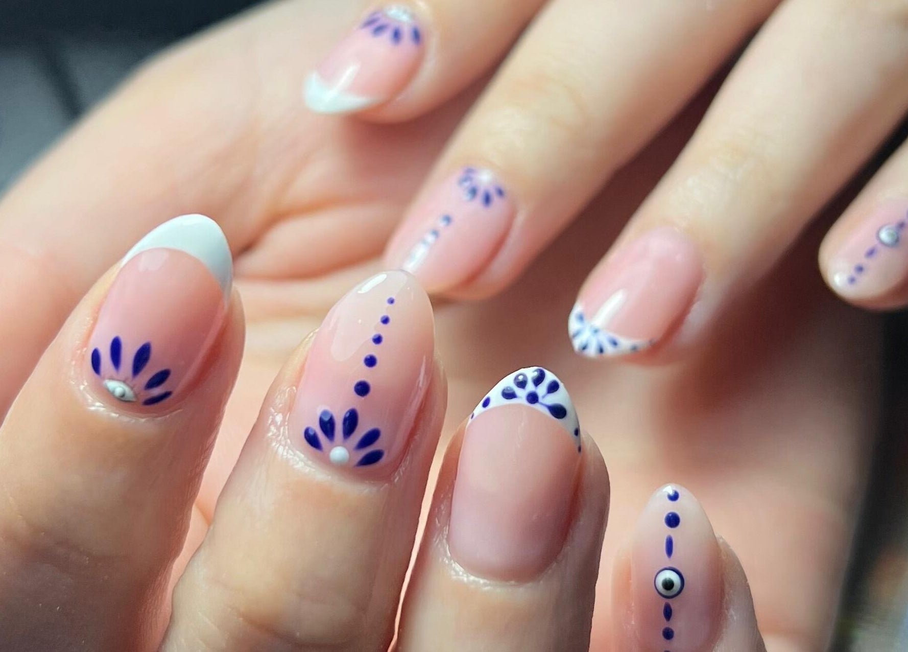 Arte de uñas en azul en Uxia Nails Los Hornos, Los Hornos, Provincia De Buenos Aires, AR.