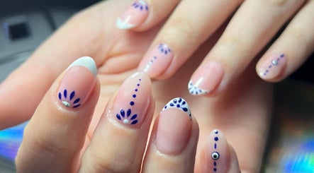 Arte de uñas en azul en Uxia Nails Los Hornos, Los Hornos, Provincia De Buenos Aires, AR.