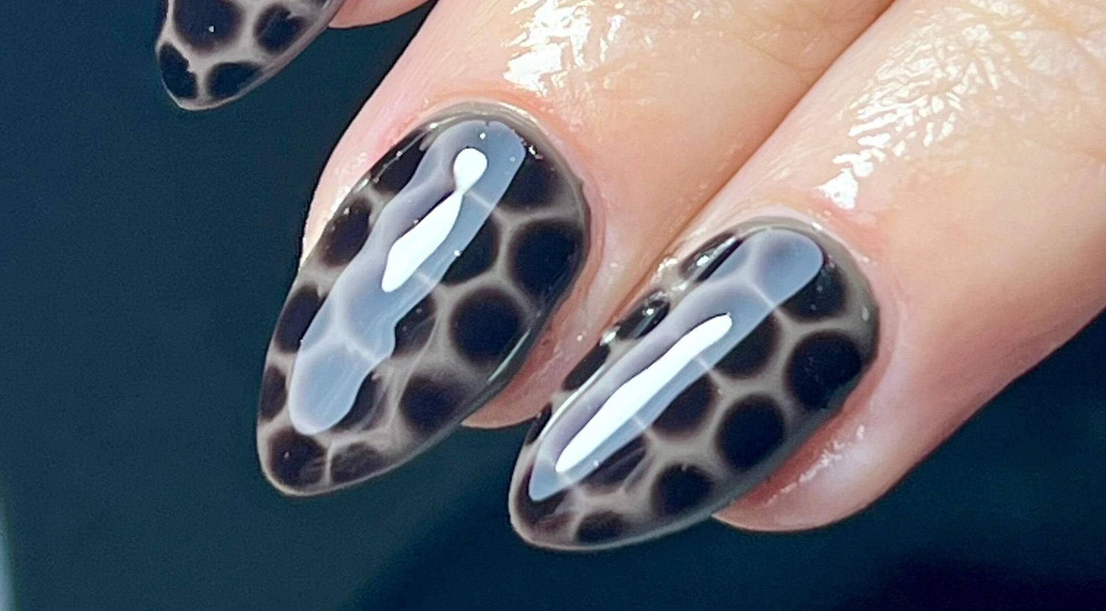Diseño de uñas estilo leopardo en Uxia Nails Los Hornos, Los Hornos, Provincia De Buenos Aires, AR.