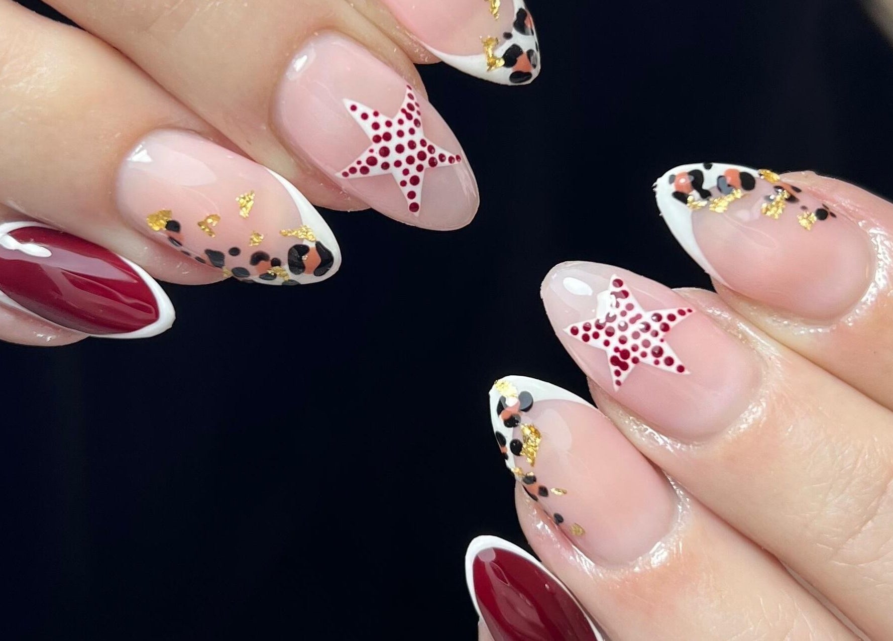 Diseño de uñas creativo con estrellas y dorado en Uxia Nails Los Hornos, Los Hornos, Provincia De Buenos Aires, AR.
