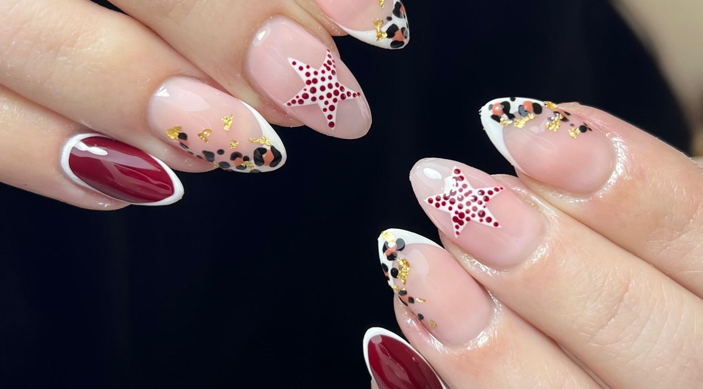 Diseño de uñas creativo con estrellas y dorado en Uxia Nails Los Hornos, Los Hornos, Provincia De Buenos Aires, AR.