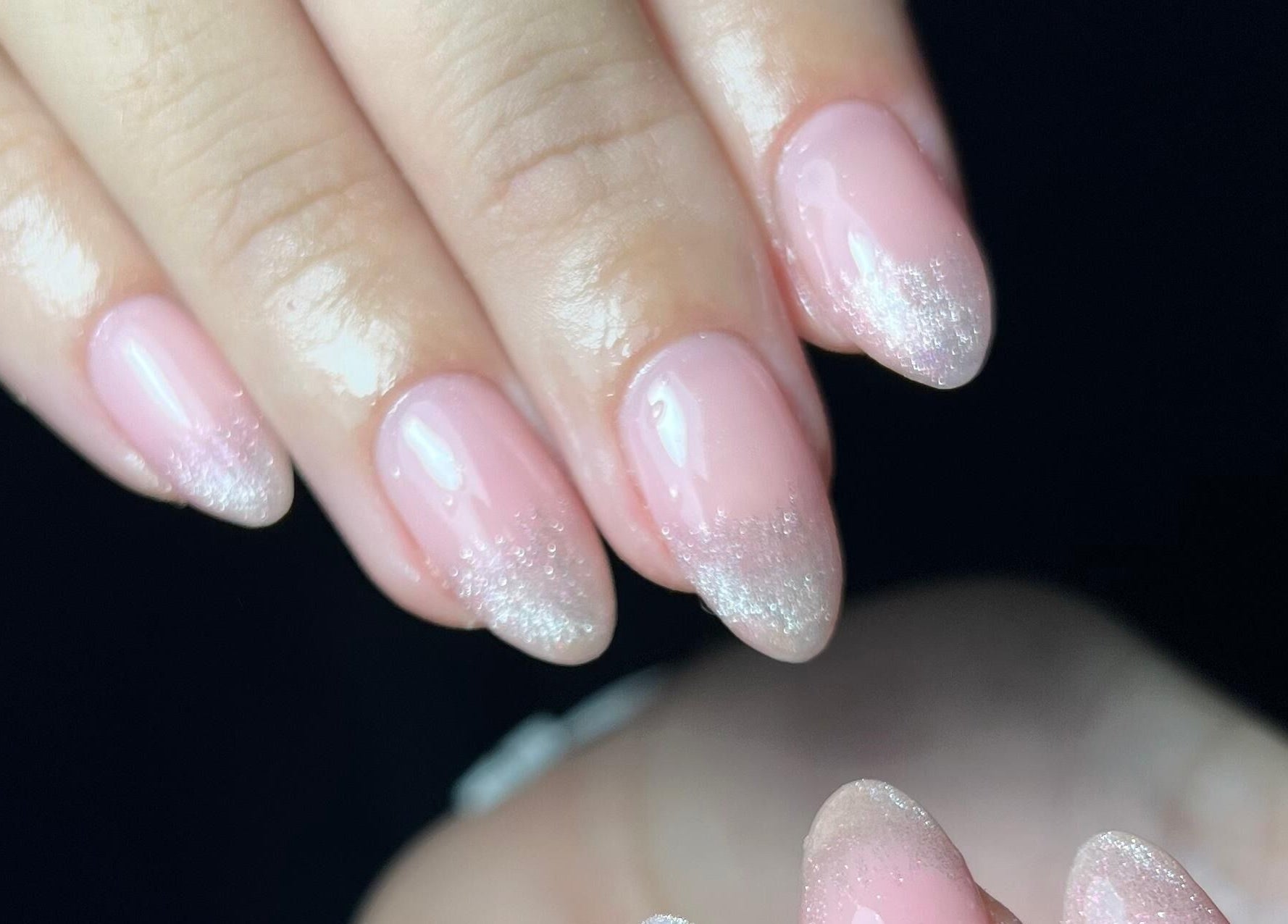 Manicura rosada y brillante en Uxia Nails Los Hornos, Los Hornos, Provincia De Buenos Aires, AR.