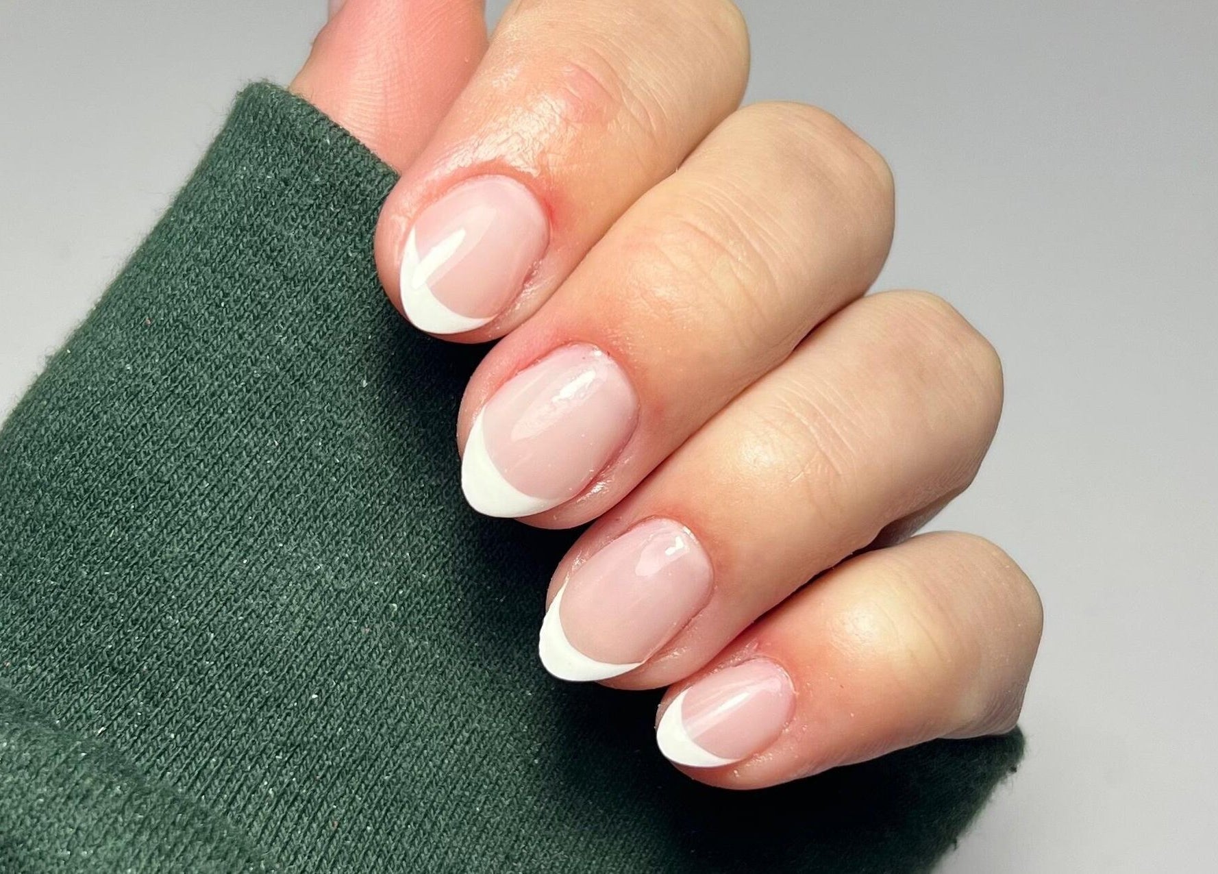 Manicura francesa impecable en Uxia Nails Los Hornos, Los Hornos, Provincia De Buenos Aires, AR.