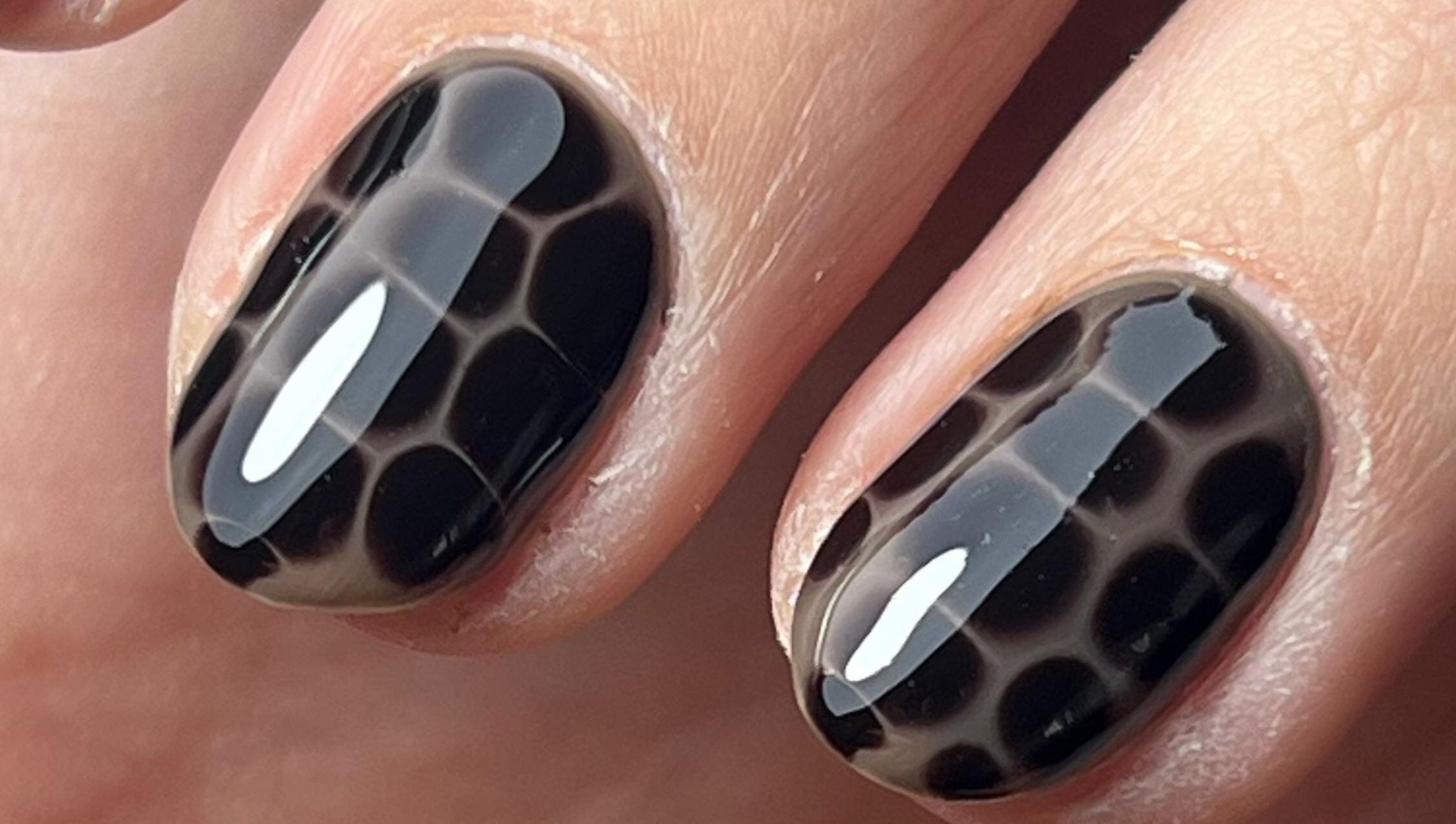 Diseño de uñas artísticas negro en Uxia Nails La Loma, La Plata, Provincia De Buenos Aires, AR.