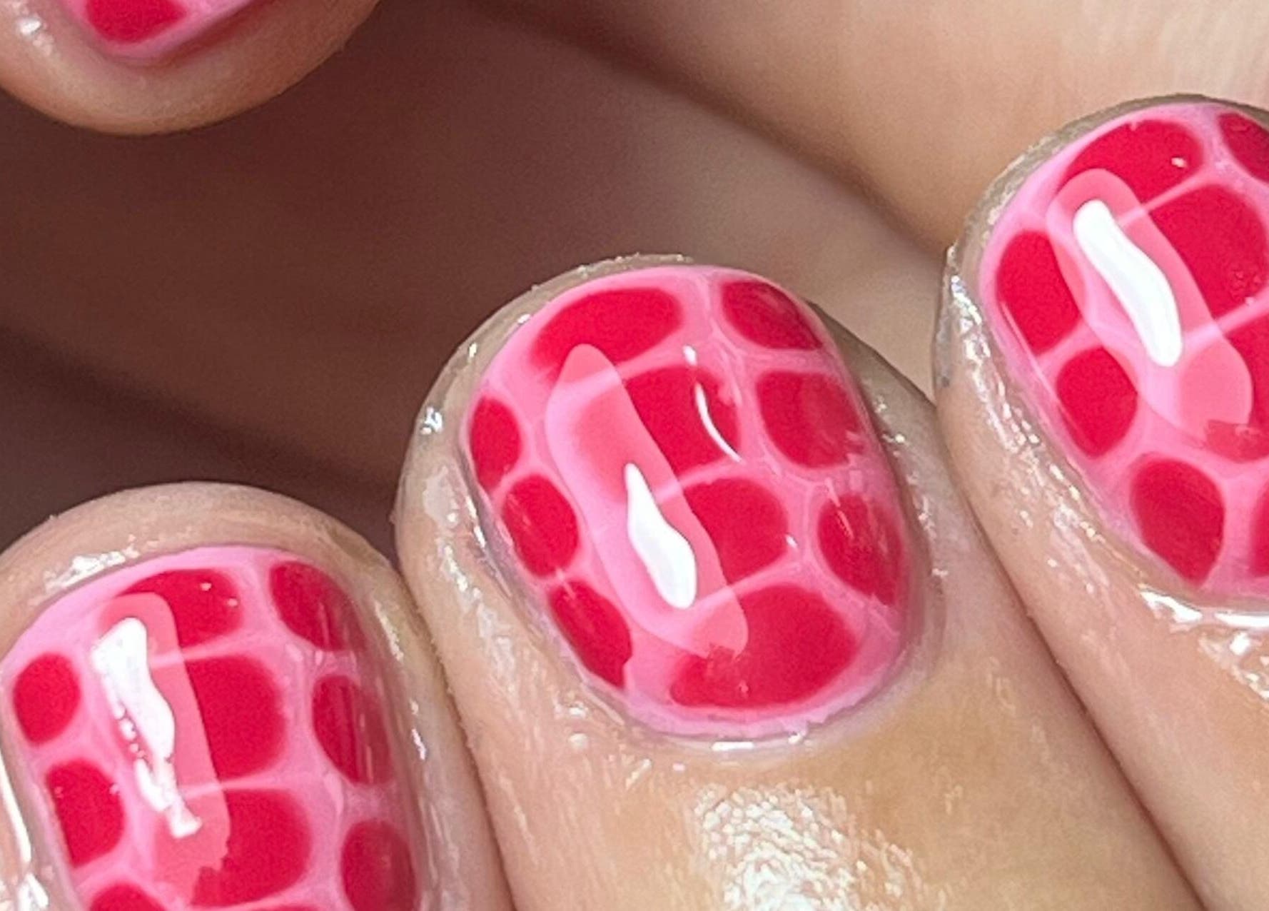 Arte de uñas rojo y rosa en Uxia Nails La Loma, La Plata, Provincia De Buenos Aires, AR.