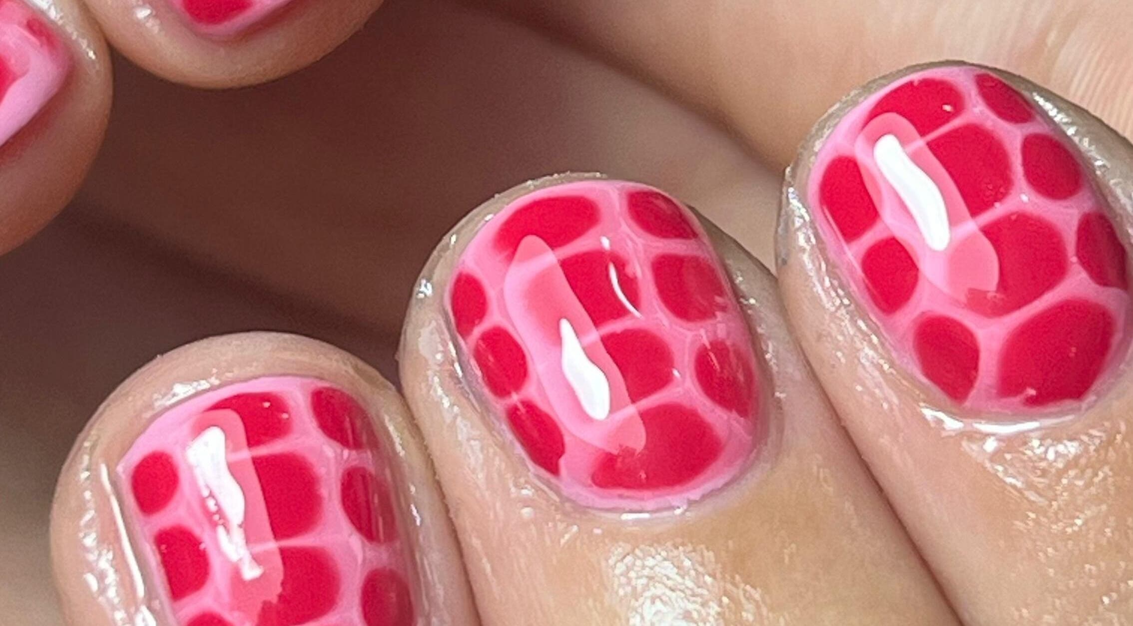 Arte de uñas rojo y rosa en Uxia Nails La Loma, La Plata, Provincia De Buenos Aires, AR.