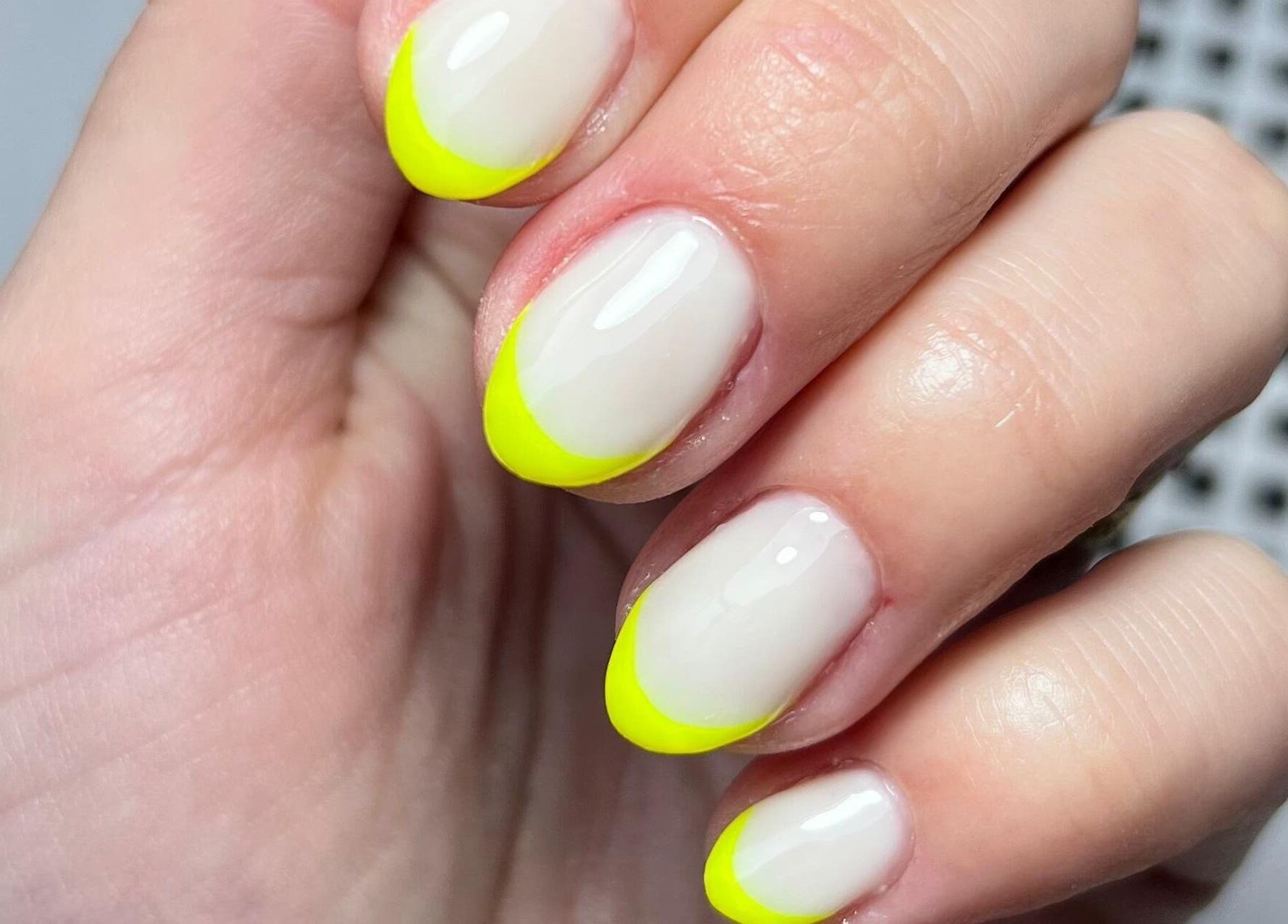 Manicura francesa con puntas neón en Uxia Nails La Loma, La Plata, Provincia De Buenos Aires, AR.