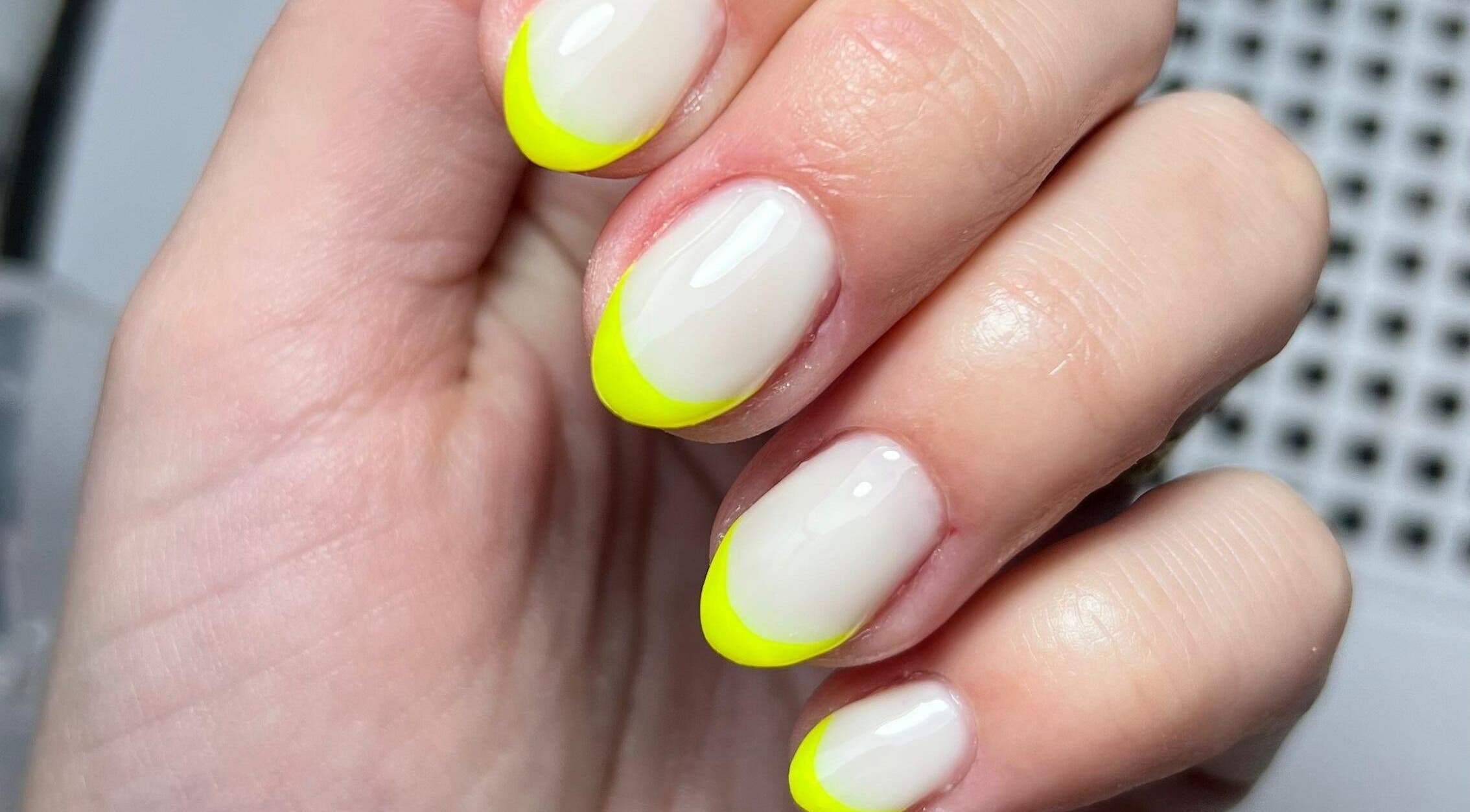 Manicura francesa con puntas neón en Uxia Nails La Loma, La Plata, Provincia De Buenos Aires, AR.