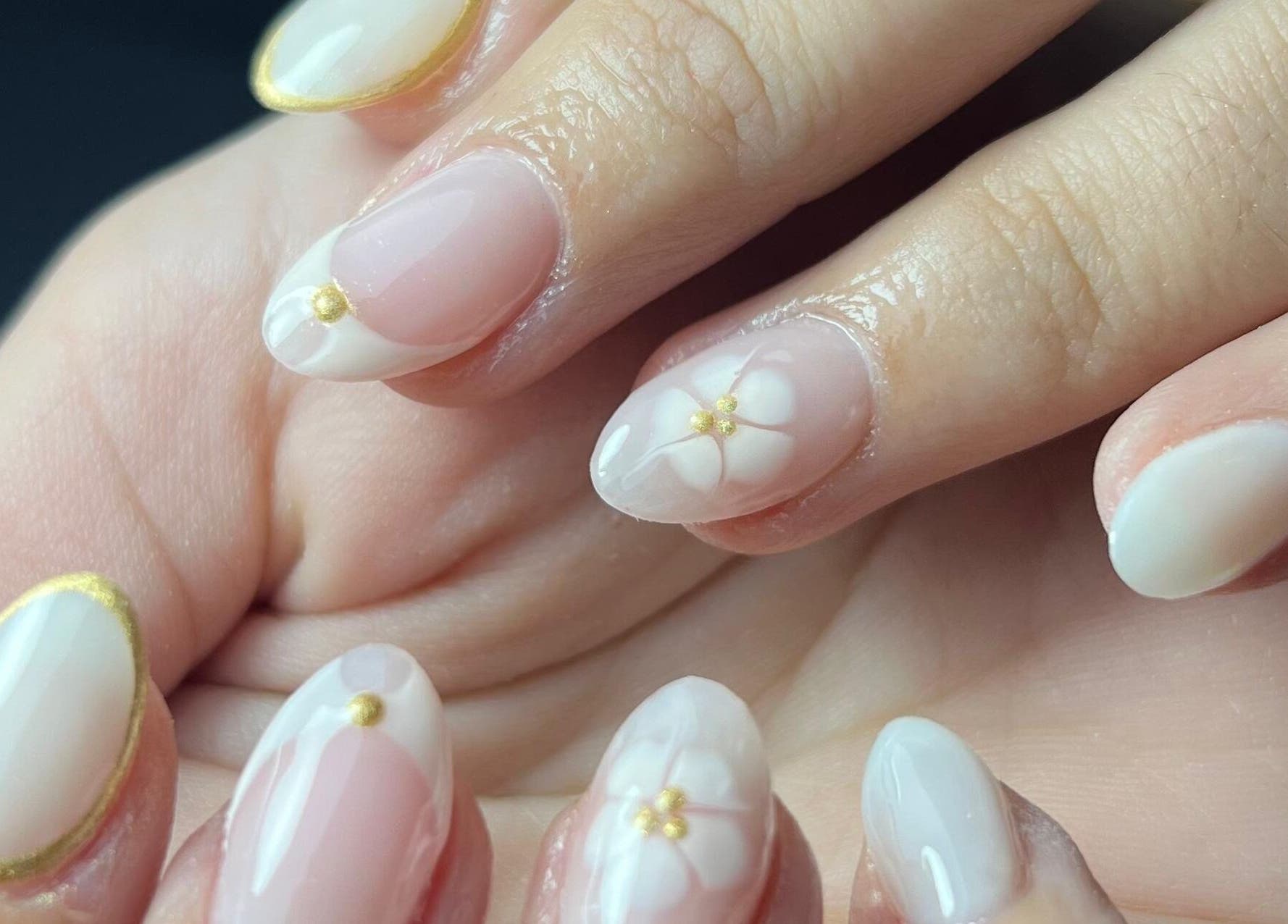 Elegante diseño de uñas con flores en Uxia Nails La Loma, La Plata, Provincia De Buenos Aires, AR.