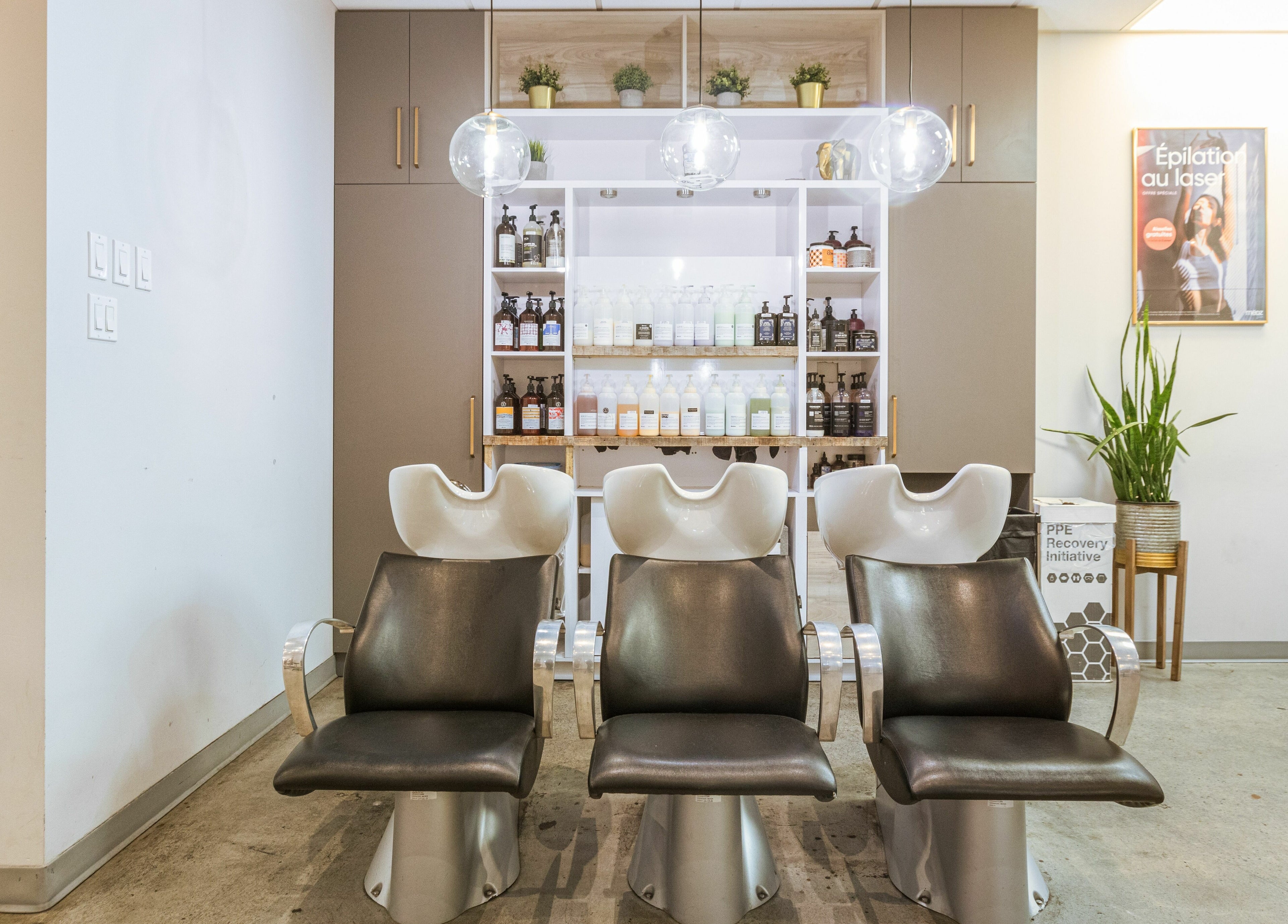 Station de shampooing élégante à Mëdz Salon Masson, Montréal, Québec, CA, avec produits de beauté.