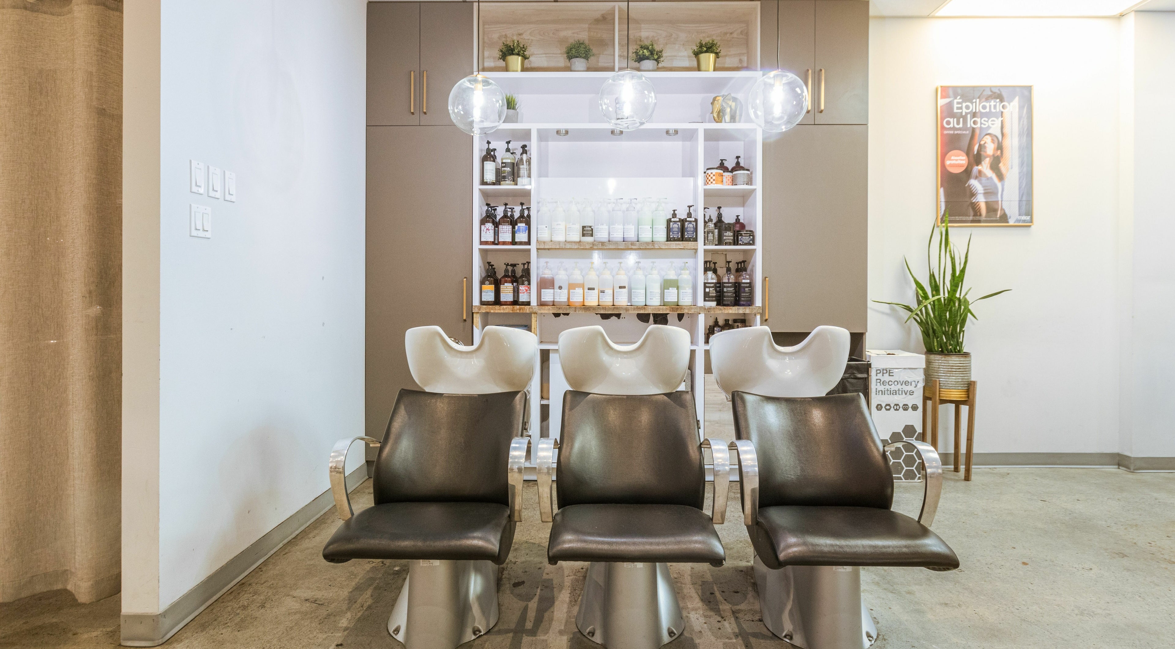 Station de shampooing élégante à Mëdz Salon Masson, Montréal, Québec, CA, avec produits de beauté.