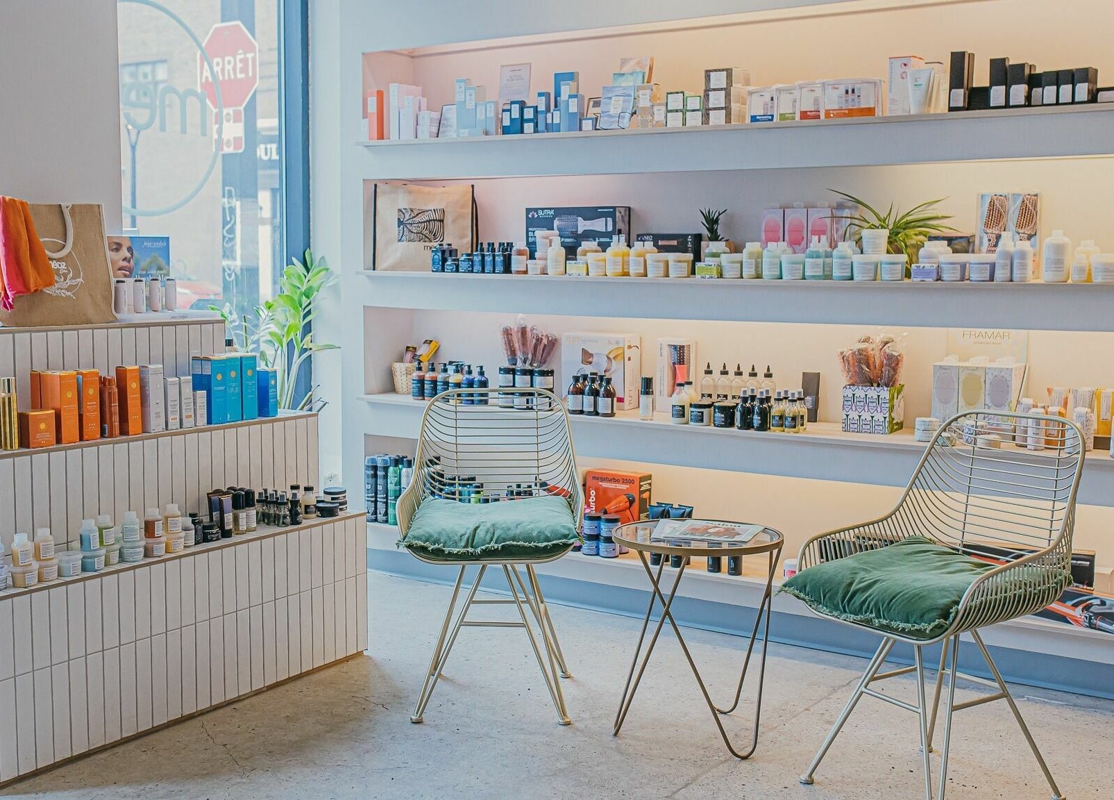 Rayonnages modernes à Mëdz Salon Masson, Montréal, Québec, CA avec produits de beauté et bien-être.