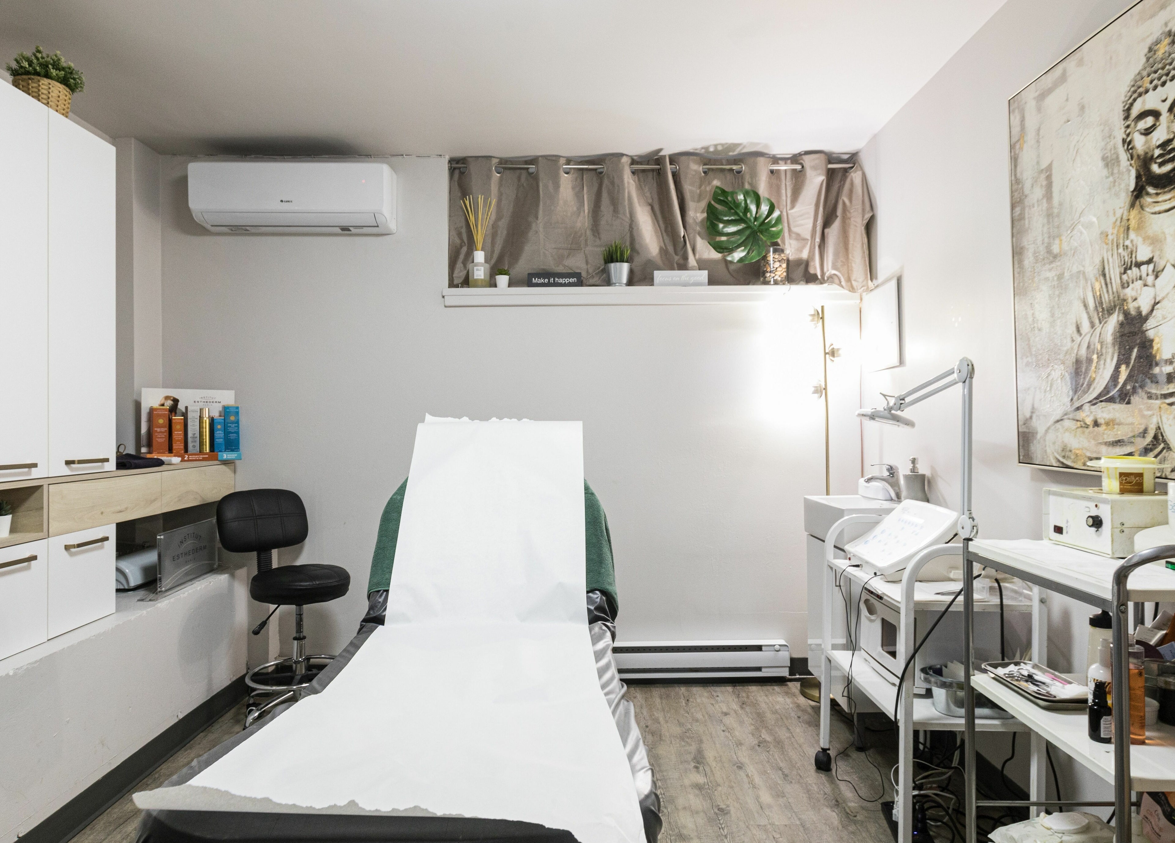 Salle de soin relaxante à Mëdz Salon Masson, Montréal, Québec, CA, avec décoration zen et équipements modernes.