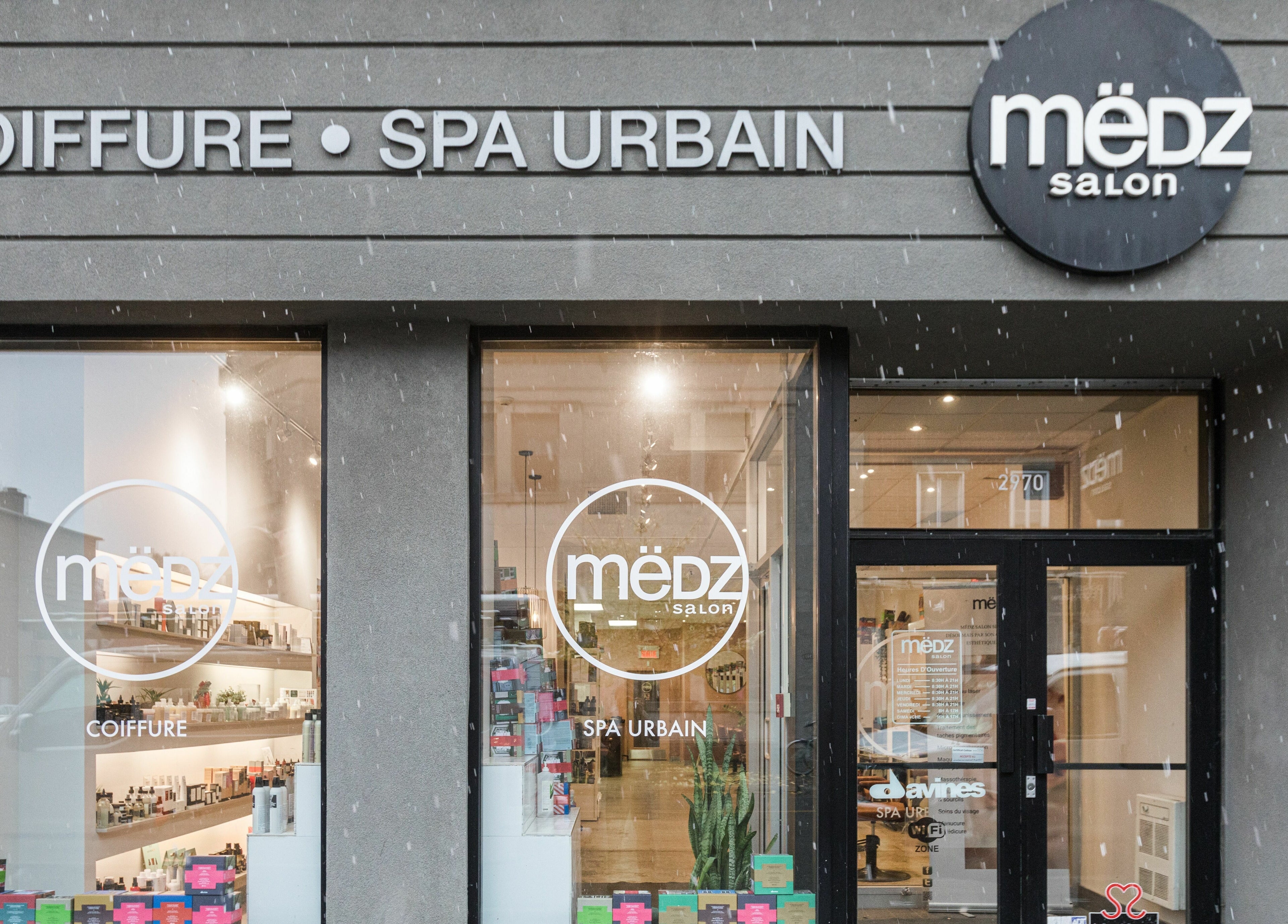 Entrée moderne du Mëdz Salon Masson à Montréal, Québec, CA, sous la neige.
