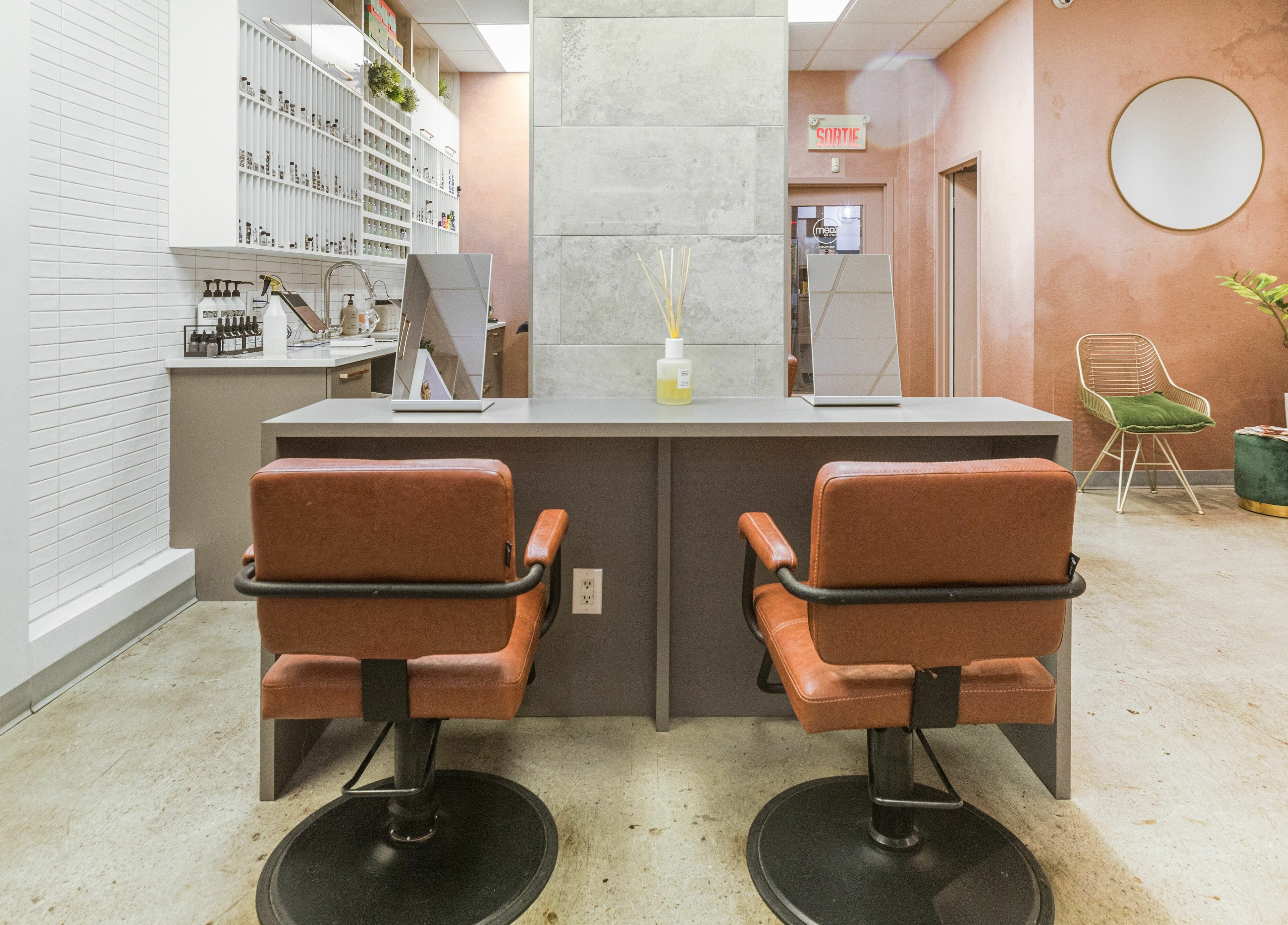 Intérieur élégant de Mëdz Salon Masson à Montréal, Québec, CA avec fauteuils et décoration moderne.