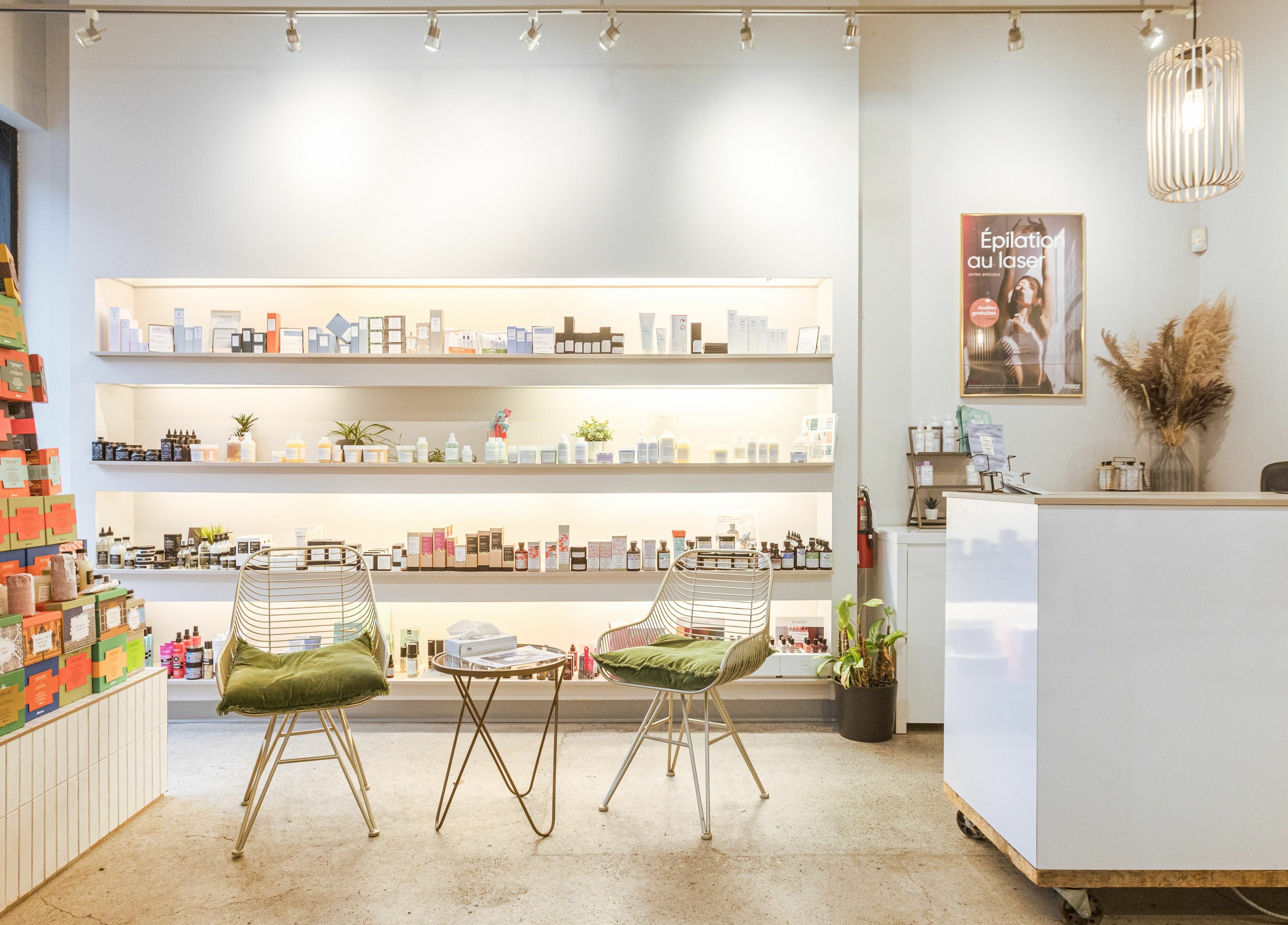 Intérieur moderne de Mëdz Salon Masson à Montréal, Québec, CA avec présentoirs élégants et sièges confortables.