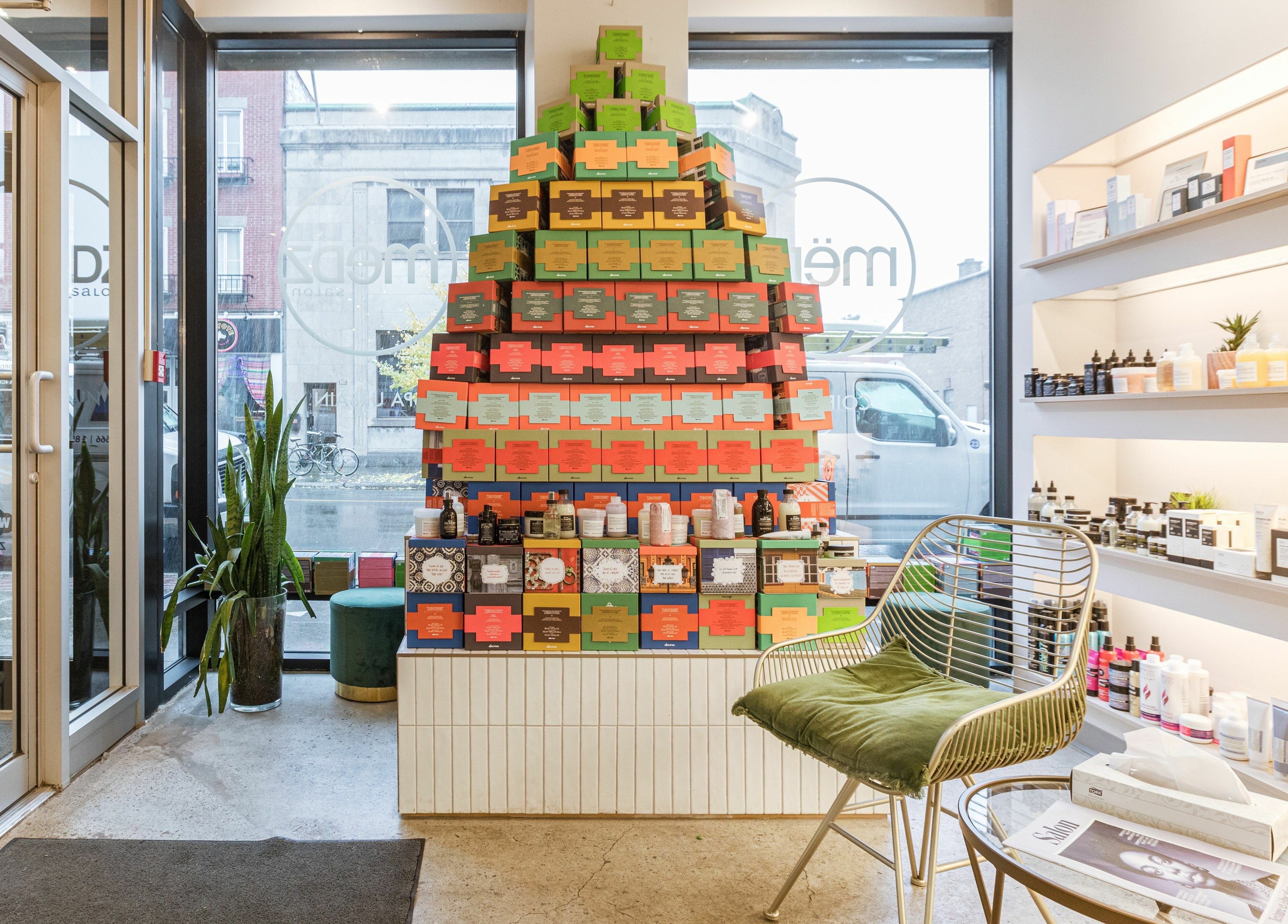 Produits de beauté chez Mëdz Salon Masson à Montréal, Québec, CA. Décor moderne et lumineux.