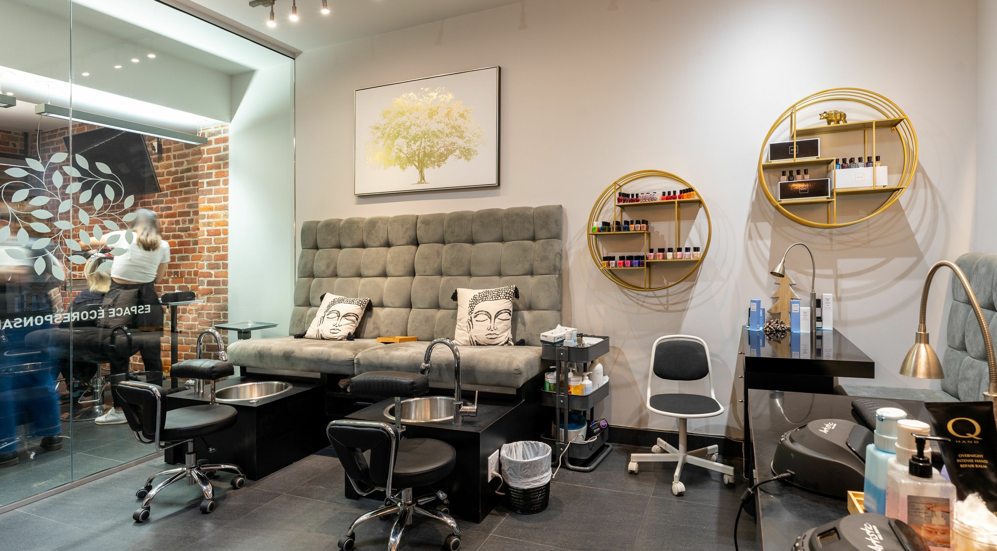 Intérieur élégant de Mëdz Salon Wellington à Montréal, Québec, CA. Ambiance moderne avec équipement de soins.