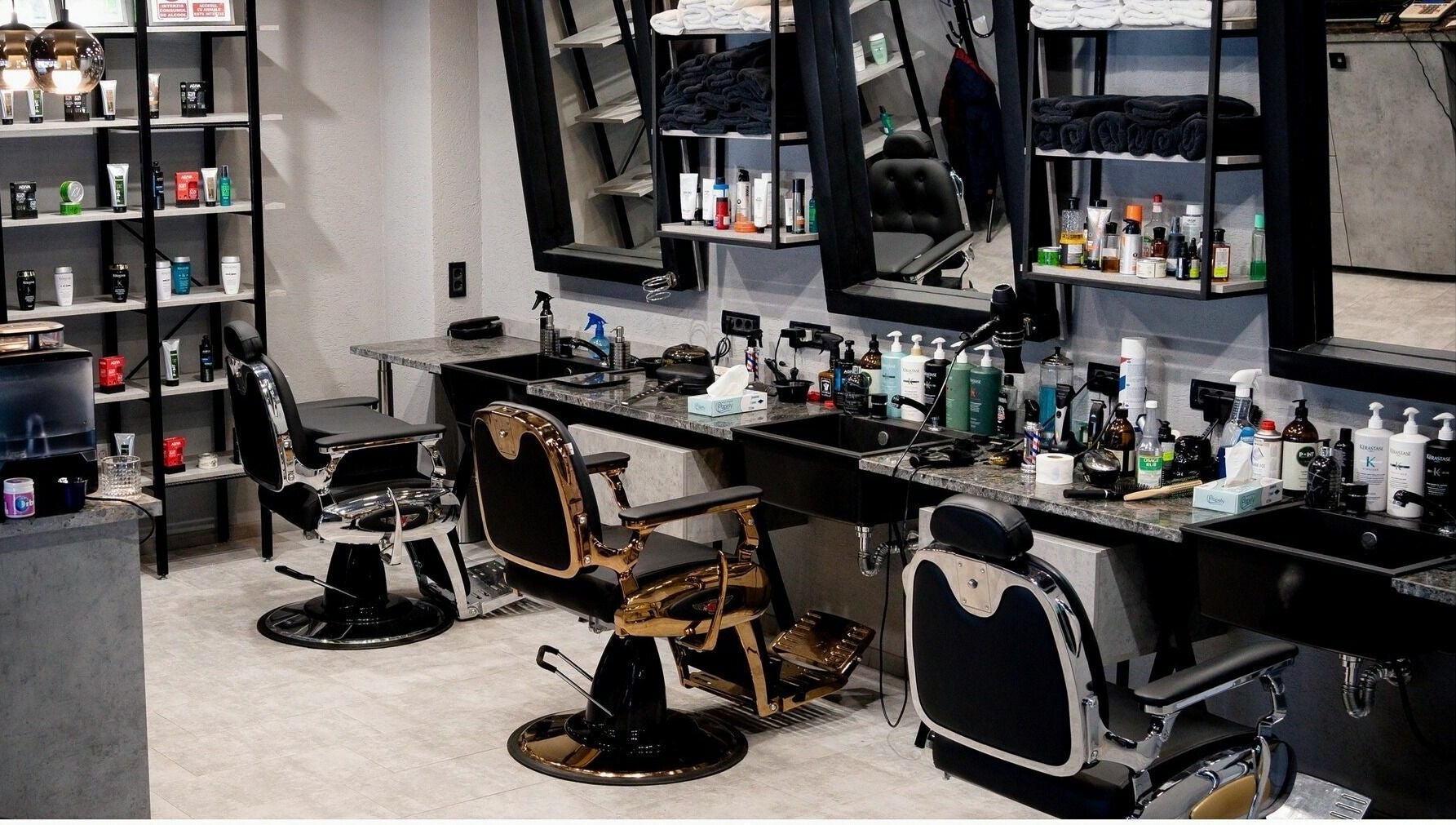 Interiorul modern al The Premium Barbers Dorobanti din București oferă un spațiu elegant și echipat profesional.