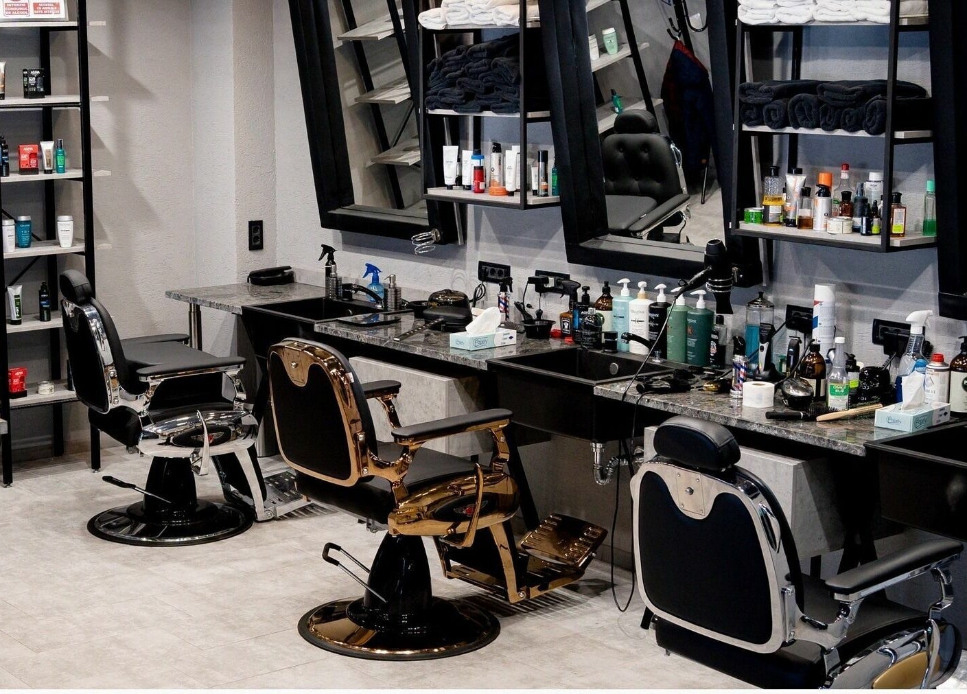 Interiorul modern al The Premium Barbers Dorobanti din București oferă un spațiu elegant și echipat profesional.