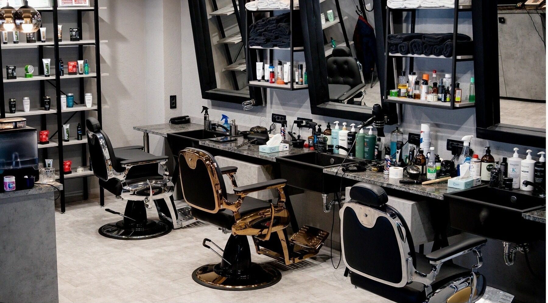 Interiorul modern al The Premium Barbers Dorobanti din București oferă un spațiu elegant și echipat profesional.