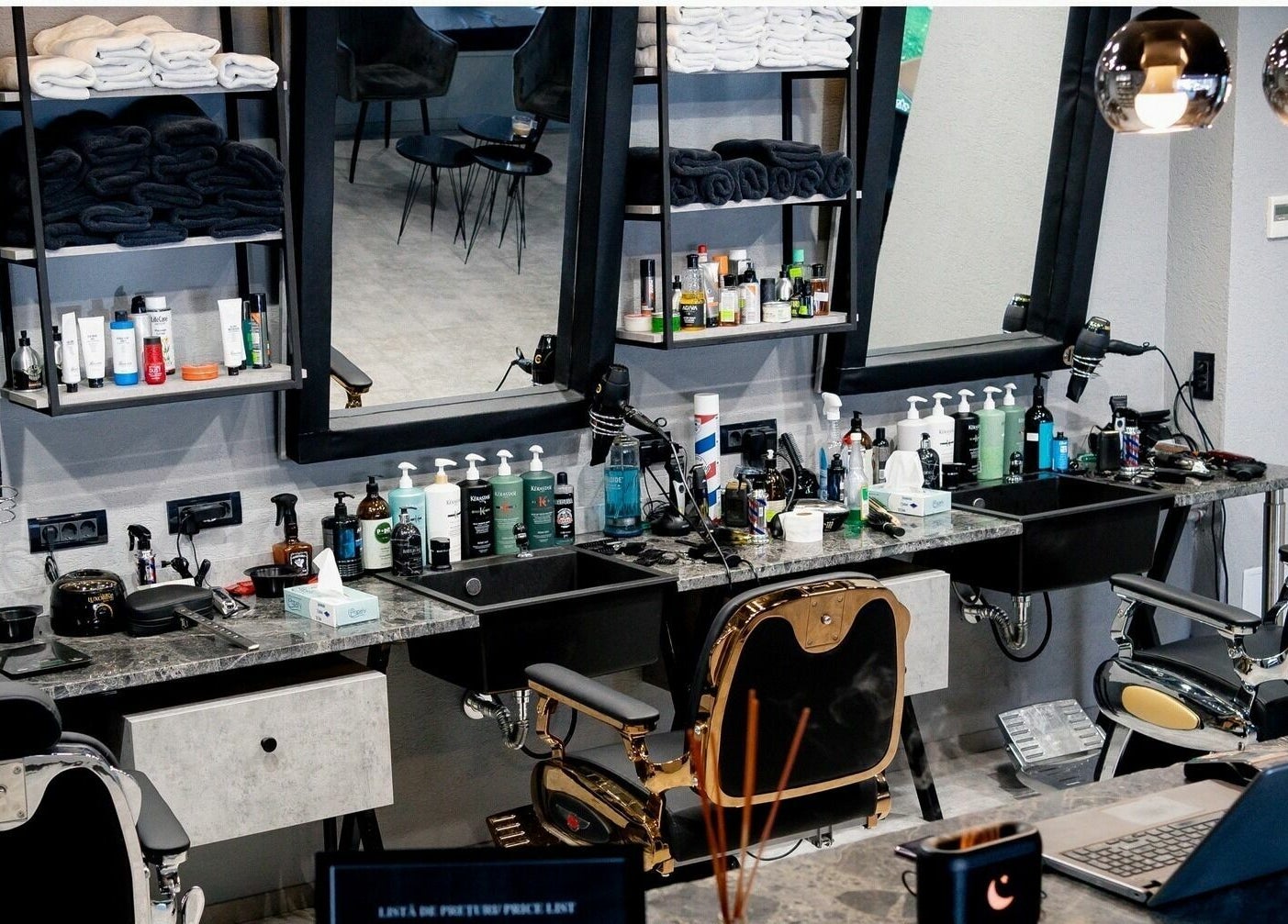 Interior stilat la The Premium Barbers Dorobanti, București, București, RO, cu scaune elegante și produse profesionale.