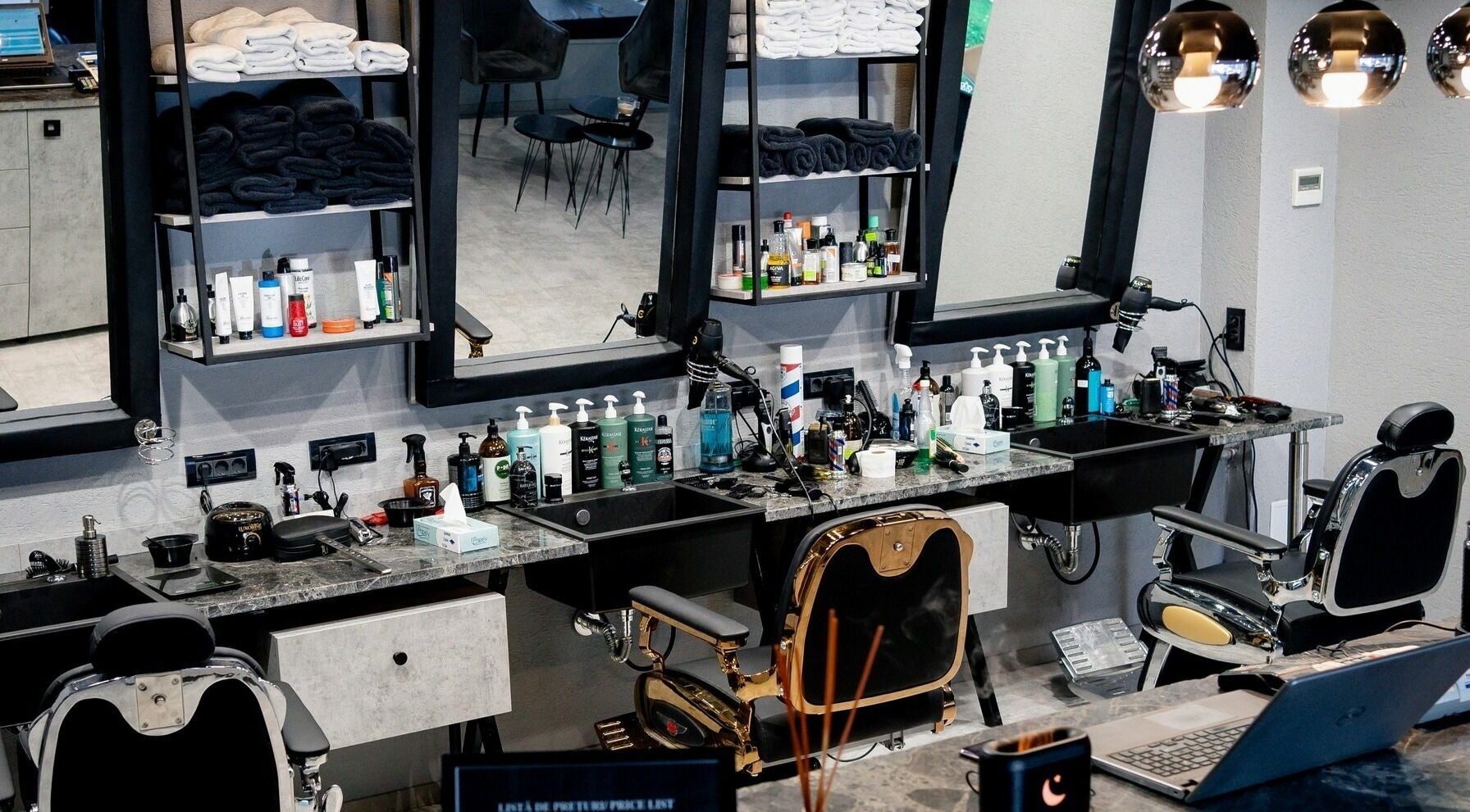 Interior stilat la The Premium Barbers Dorobanti, București, București, RO, cu scaune elegante și produse profesionale.