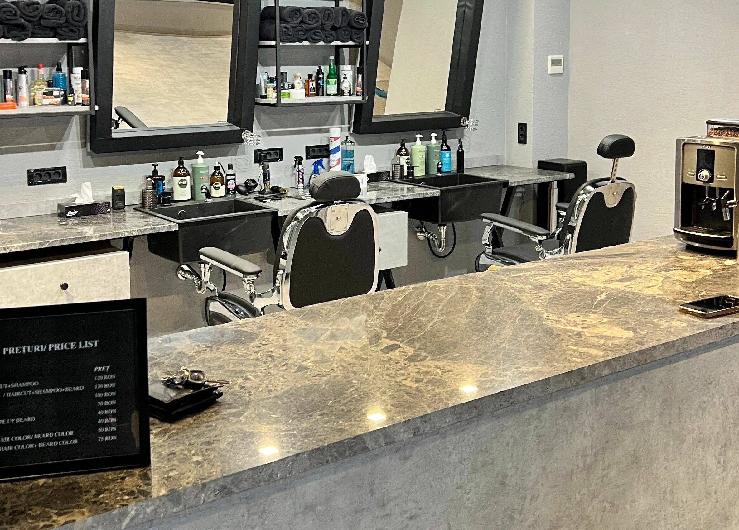 Interior modern al The Premium Barbers Dorobanti, București, București, RO, cu scaune elegante și counter marcat.