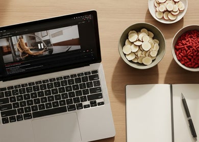 Laptop und Kräuter in TCM & Integrative Onkologie, Essen, Nordrhein-westfalen, DE
