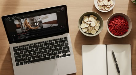 Laptop und Kräuter in TCM & Integrative Onkologie, Essen, Nordrhein-westfalen, DE