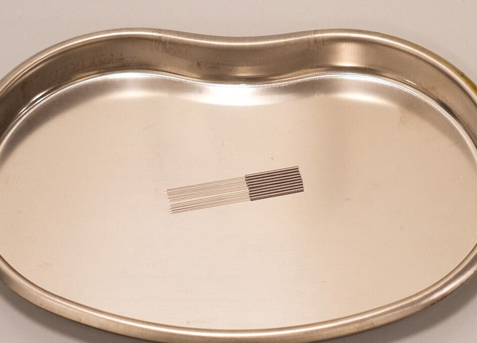 Akupunkturnadeln auf Tablett bei Online Praxis für TCM & Integrative Onkologie | Jasmin Reif, Essen, Nordrhein-Westfalen, DE.