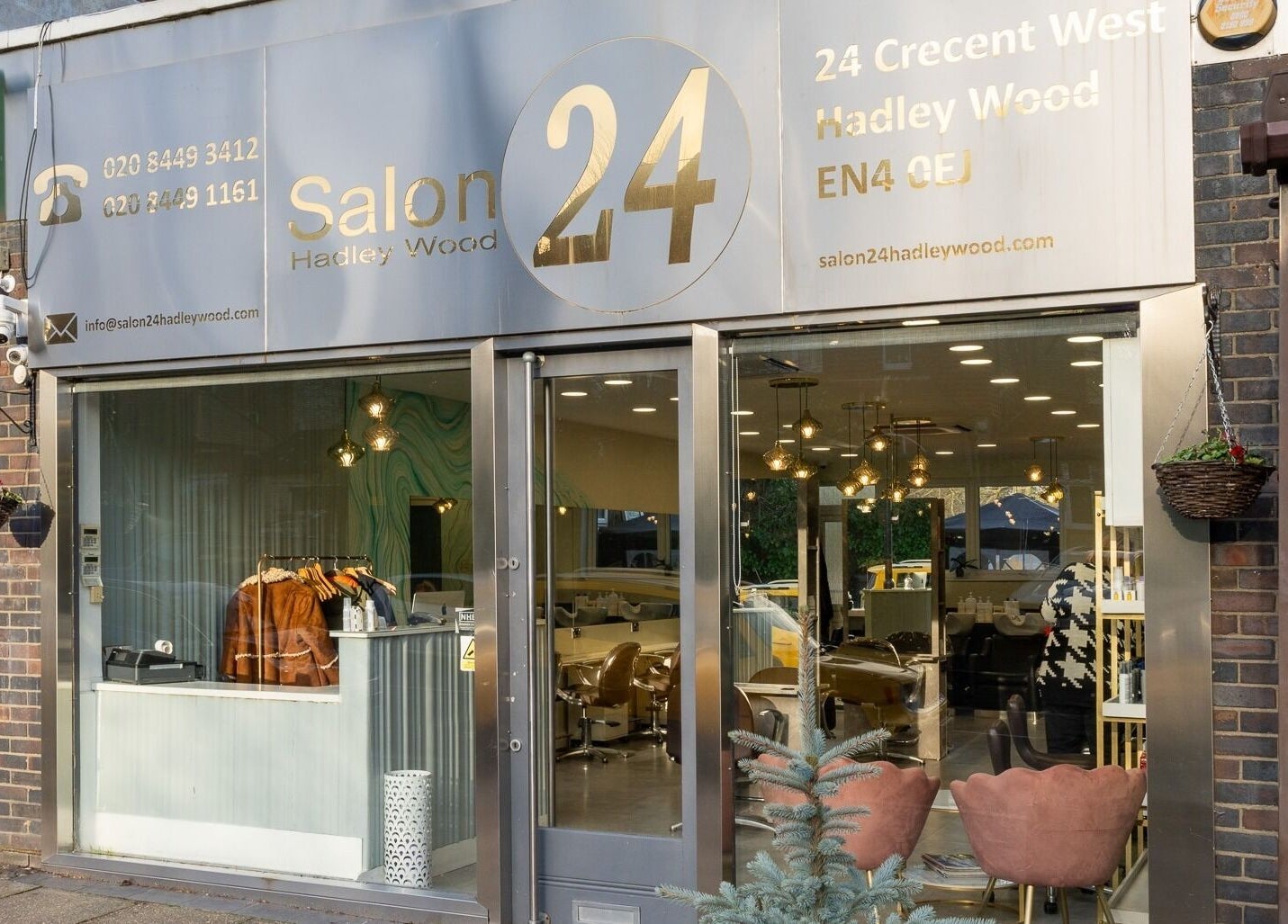 Front facade of Salon 24 Hadley Wood, a beauty and wellness venue in Barnet, England, GB.
