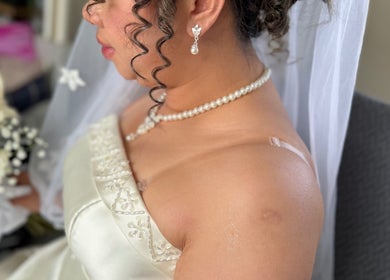 Bride with bouquet and pearl jewelry at MariahCharm Simplicity Beauty, Auckland, Auckland, NZ.