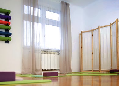 Svijetla yoga soba u Dodirom Do Zdravlja - Yoga and Bodywork, Zagreb, Grad Zagreb, HR s prostirkama i rekvizitima.