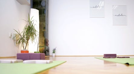Mirna yoga soba u Dodirom Do Zdravlja - Yoga and Bodywork, Zagreb, Grad Zagreb, HR, s prostirkama i biljkama.