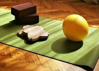 Zelena joga prostirka i lopta u Dodirom Do Zdravlja - Yoga and Bodywork, Zagreb, Grad Zagreb, HR.