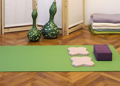 Zeleni jastučići i oprema za jogu u Dodirom Do Zdravlja - Yoga and Bodywork, Zagreb, Grad Zagreb, HR.