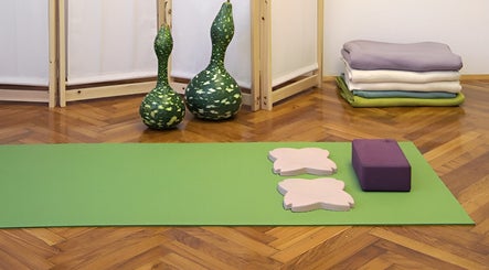 Zeleni jastučići i oprema za jogu u Dodirom Do Zdravlja - Yoga and Bodywork, Zagreb, Grad Zagreb, HR.