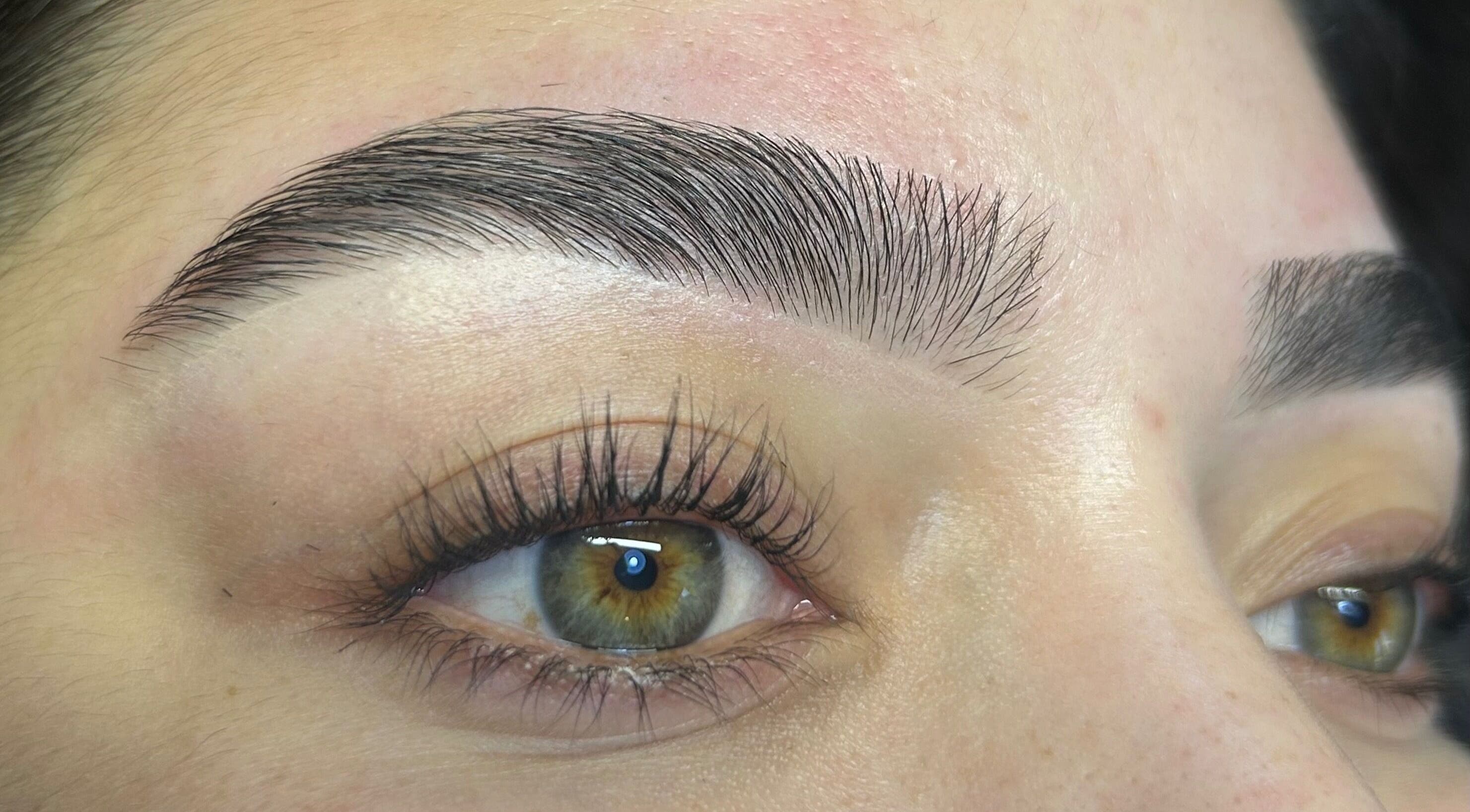 Detalle de cejas estilizadas en Capriccio Studio • Rancagua, ubicado en Rancagua, O'higgins, CL.