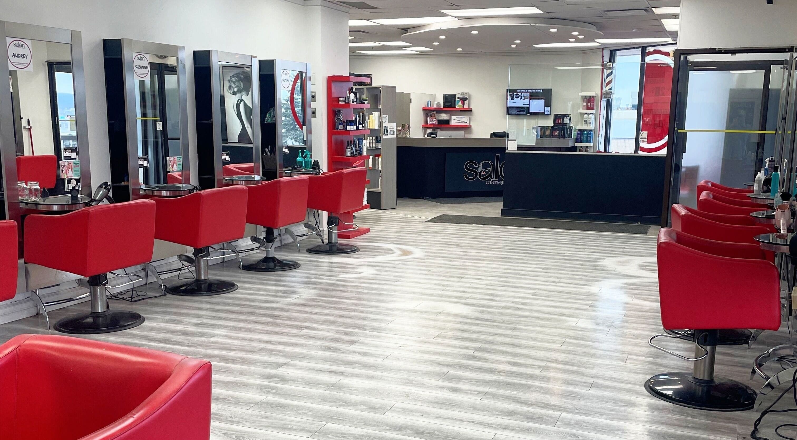 Salon moderne d'Est Ce Qu'on Te Coiffe Halles Ste-Foy à Québec, Québec, CA avec sièges rouges.